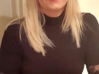 Sexy UK Webslut Posing
