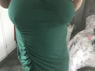 Red or green dress ? 4 of 6