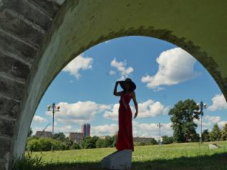 under the arch of the aqueduct 13 of 18