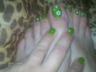 Nailpolish (green with designs and ring toe) 7 of 17