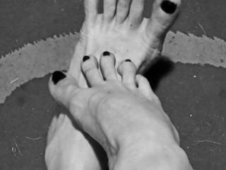 B&W feet pics