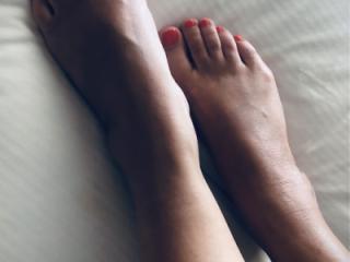 Who wants to cum on my feet? 💋 3 of 9